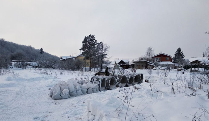 Бетонные кольца перед установкой